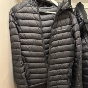 Peak Performance Jacka  - Size M, cond 8/10. Hänger bara o dammar i garderoben. Används inte pga köp av annan jacka