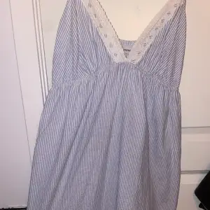 En super söt klänning med svensk sommar känsla! Blå och vit randig o så härligt material! 💙🤍💙🤍💙🤍
