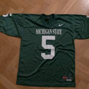 Säljer en fet vintage michigan state university tröja ifrån 90-talet. Priset är diskuterbart, fråga gärna frågor, jättefint skick.