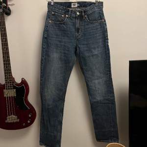 Blå jeans, hara dessvärre ett streck nedtill på båda benen (se bild) W30 L32