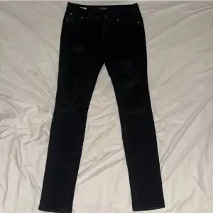 Hej säljer. Nu mina Jack and Jones jeans eftersom att har blivit för liten på mig, ny pris vid 800-900kr!☺️
