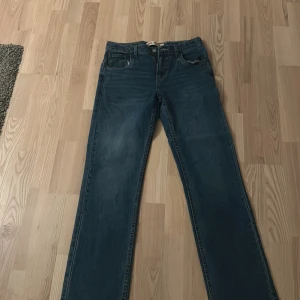 Helt nya Levis 551 - Helt nya Levis 551 som jag ALDRIG använt som man ser på lappen där bak, då ja fick dem i present o dem va stora o mina föräldrar hade redan tagit av lappen 