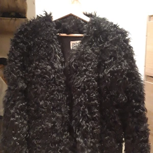 Twist & Tango shearling jacka - Äkta fårskinnsjacka i svart från Twist & Tango, storlek 34 i mycket fint skick. Jättevarm och skön!