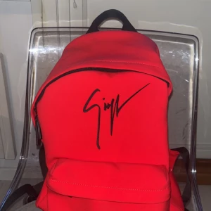 Giuseppe Zanotti väska  - Hej! Säljer min Giuseppe Zanotti väska nu när den inte används längre.  Den köptes förra sommaren med!  Och har lite smuts som man får ta bort med något slags medel, annars är den i god skick! Nypris på denna ligger på runt 4-5 tusen. äkta såklart!😀