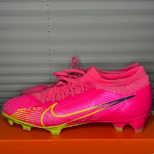 Nike fotbollsskor  - Nike air zoom i grymt sick. Skorna är endast använda 2 träningar. Fler bilder eller diskutera pris hör av dig. 