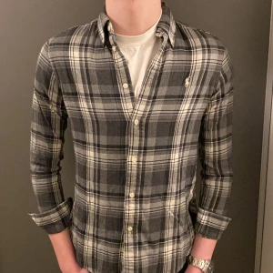 Ralph Lauren Flanellskjorta  - Säljer nu denna asfeta Ralph Lauren flanellskjortan i ett perfekt skick! Storleken är S och sitter därför lite litet på mig. Nypris ligger på 1999kr❌ mitt pris endast 399kr✅ Hör av dig vid minsta lilla fundering 😊😁