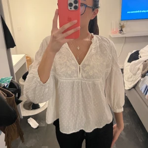 Vit blus  - Säljer denna fina blusen från zara. Jätte bra skick. Frakt tillkommer! 