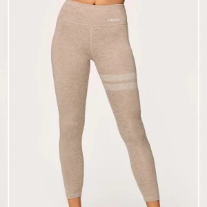 stonger tights  - super sköna & snygga tights från stronge. Använt 1 gång. Säljer pågrund av att tightsen var för korta för mig som är 173 cm lång tyvärr :( nypris: 699kr