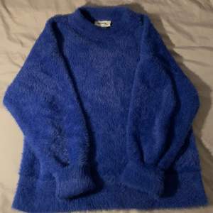 Otroligt mysig tröja i mörkblå färg från Monki i stl S, bra skick. 💙