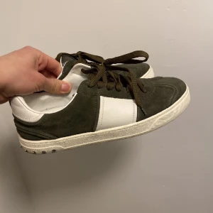 Valentino flycrew  - Tjena, jag säljer mina Valentino flycrew! Dom är storlek 42 och saknar endast en nit! Inget og medföljer tyvärr! Detta är billigaste i Sverige för denna färgen! Hör av er vid intresse! Mvh Hugo 