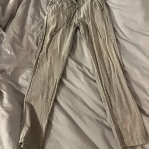 Linnebyxor - Fint skick. Det skrynkliga går att stryka så det blir slätt och fint. Använd vid ett fåtal tillfällen 