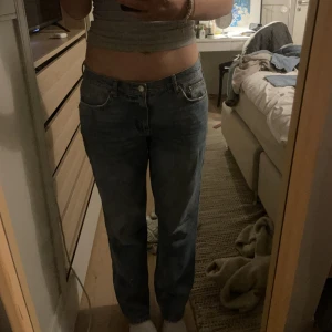 Lågmidjade jeans - Jätte populära lågmidjade jeans från ginatricot! Såå fina men lite korta på mig som är väldigt lång därmed säljer jag! Så fina!💗💗💗 skriv om du vill ha alla mått!