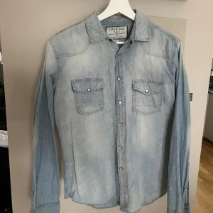 Jeans skjorta  - Jeansskjorta aldrig använd därav inget att anmärka på. 