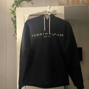 Säljer denna stilrena Tommy hilfiger hoodie, jätte bra sick och bara använd fåtal gånger, storlek M men jag skulle säga att den mer passar som en lite större S