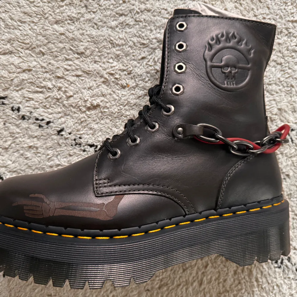 Dr.Martens Jadon Mad Max NEW in box. Size EU43, immortal Joe emblems and the bloodline tube with chain. New Orleans leather with zipper in the inside for fast use. Price on Dr.Martens site: 2.700 SEK. Limited edition . Skor.