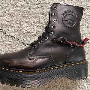 Dr.Martens Jadon Mad Max NEW ! - Dr.Martens Jadon Mad Max NEW in box. Size EU43, immortal Joe emblems and the bloodline tube with chain. New Orleans leather with zipper in the inside for fast use. Price on Dr.Martens site: 2.700 SEK. Limited edition 