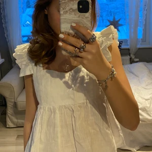 Vit blus - Vit jättesöt blus som passar perfekt till sommaren med en kjol men även till jeans! 😇