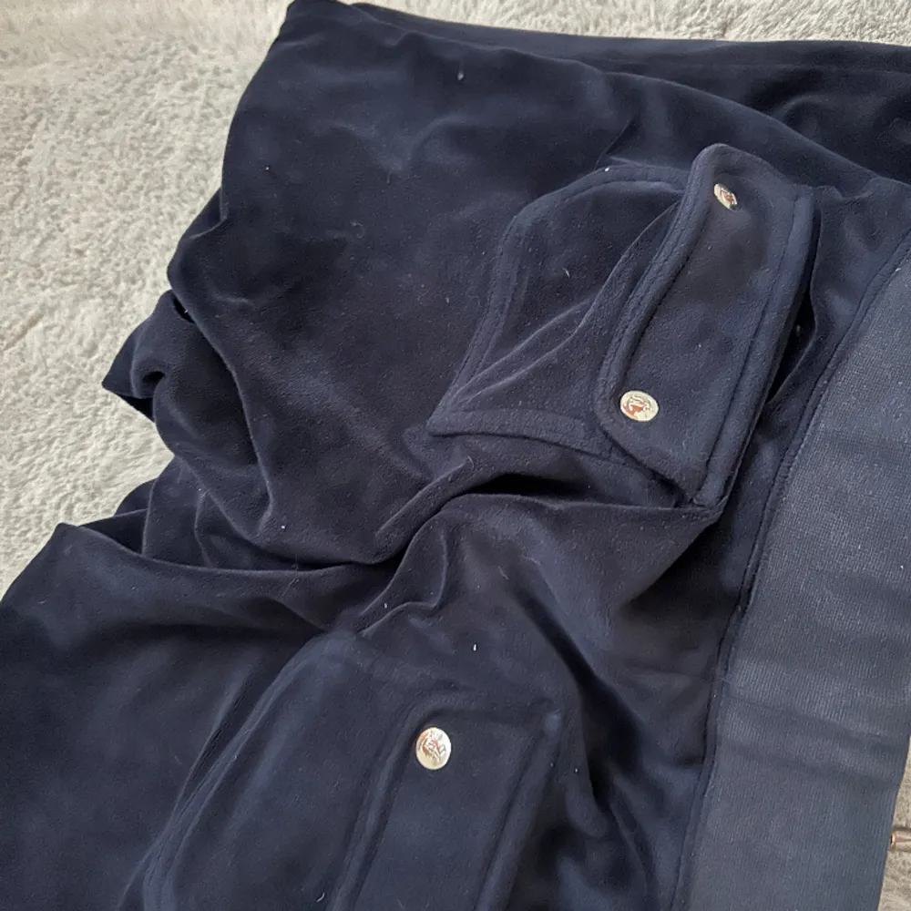 Väl använda juicy byxor, den silvriga färgen har försvunnit lite och båda melallsakerna på snörena är trasiga. Pris kan diskuteras . Jeans & Byxor.