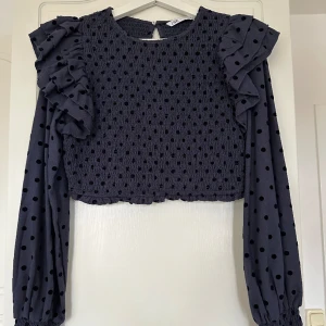 Topp från Zara - Jättefin topp från Zara, använd en gång. Frakt tillkommer.
