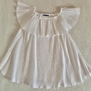 Zara klänning  - Så fin plisserad klänning från zara. Inga defekter🩷 Strl S   Lånade bilder!!!