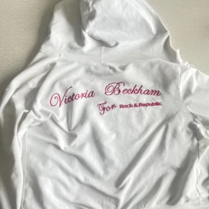 Victoria Beckham zip up - En zip up hoodie från Victoria Beckham som jag köpte här på plick💕 de två första bilderna är lånade från förra ägaren. Är i fint skick bortsett från en liten fläck på en av fickorna men är inget man tänker på☺️ använd gärna köp nu!