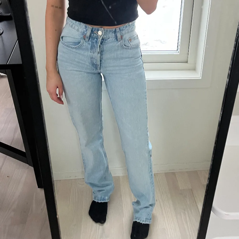 Obs, smutsig spegel!!  Snygga blåa straight jeans från Zara som tyvärr inte passar mig, inte använda så mycket alls. Jag är 160 cm. Jeans & Byxor.