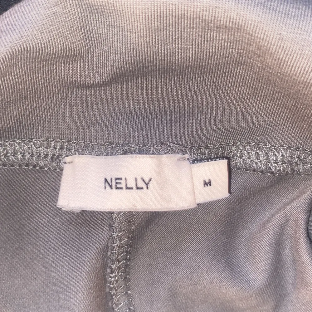 Jättefina gråa Yogapants från Nelly i storlek M. Använd 1 gång. . Jeans & Byxor.