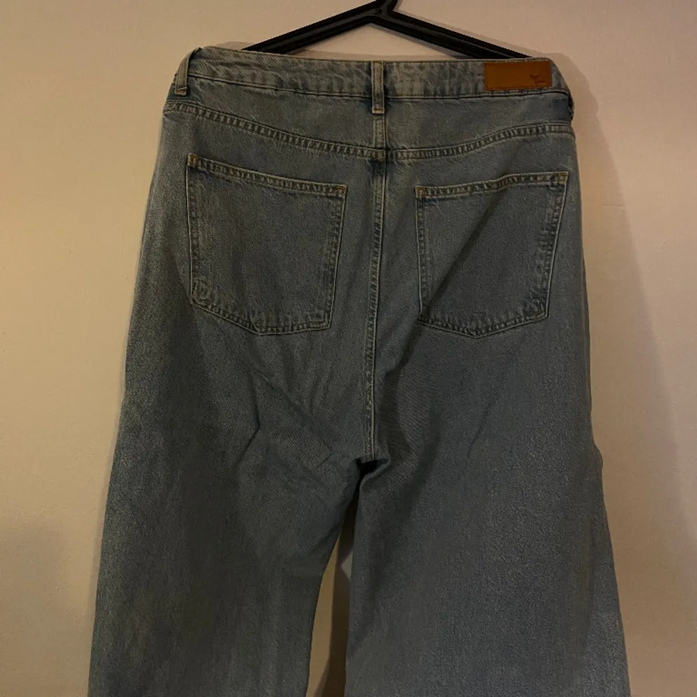 Ljusa baggy jeans i storlek L. Använder själv inte jeans så ofta så därav önskas ett nytt hem åt dessa snyggingar. Kan ta bättre bilder om så önskas!:). Jeans & Byxor.