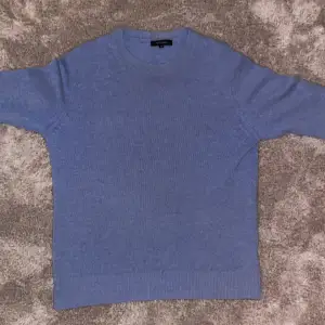 Hej, Säljer min blåa Stickade tröja i skick 6/ 10, det som drar ner betyget är ett hål som finns på bild 3! Nypris 1300kr, mitt pris 400kr. Hör av er vid frågor
