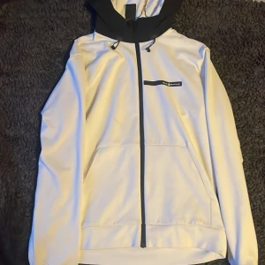 Sail racing zip hoodie - Säljer min skit snygga sail racing zip men som jag har växt ut Det negativa med hoodien är att den har ett litet blyärts märke men går att få bort med lite starkare medel Nypris:1800