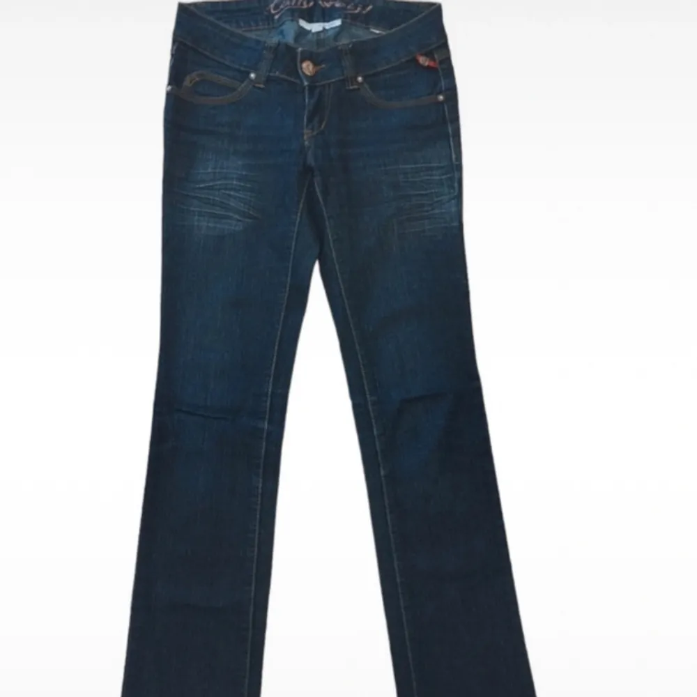 Jätte fina lågmidjade jeans med as coola fickor🤩 Passar någon som är runt 165, 170! Säljer då de har blivit för små för mig💗. Jeans & Byxor.