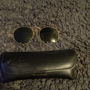 Raybans solglasögon  - Säljer ett par raybans som är jätte snygga men säljer på grund av att jag har köpt ett till par, max 1 år gammal men helt felfri bara att fodralets märke är inte helt synligt Nypris:1800