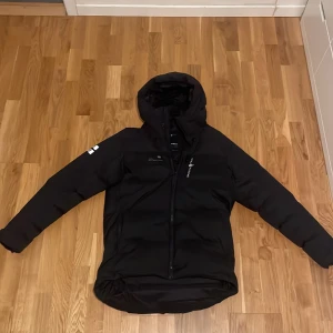 Sail racing jacka  - Snygg Sail racing jacka som är i väldigt gott skick, säljer den för att jag inte använder den längre. Köpt för 3200kr men säljer för 2200 då den ändå är en vinter gammal 