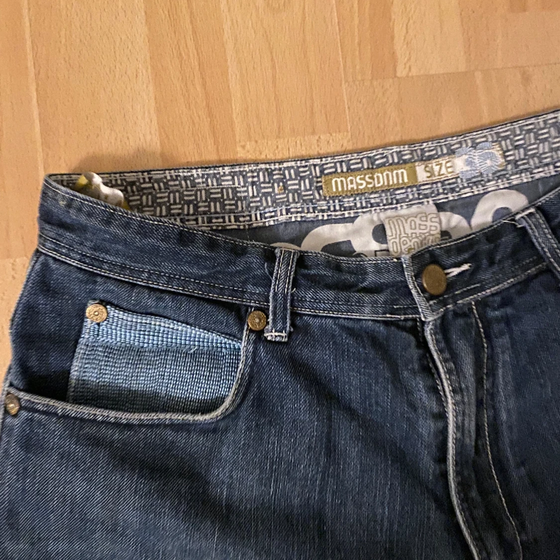 Feta jeans med detaljer - 91