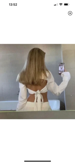 Adsgn  - Såå himla fin tröja nu till våren och sommaren!!! Jättefint skick ⭐️ Bilderna är från förra ägaren av tröjan 🫶🏼