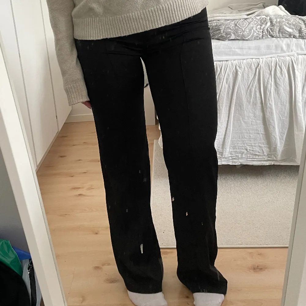 Kostymbyxor i silke från Venderbys. Är i jättebra skick, knappt använda. Jag är 161 cm. Jeans & Byxor.