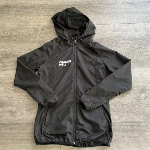 Vitaminwell jacka - Vitamin Well tunn  tränings jacka, strl S unisex. Limiterad och går ej att köpa. Nyskick.