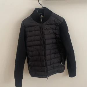 Moncler jacka stl small - Säljer nu min moncler cardigan då ja växt ur den, köpt i somras runt 10 000kr Säljer nu för 3000 , billigare vid snabba affär
