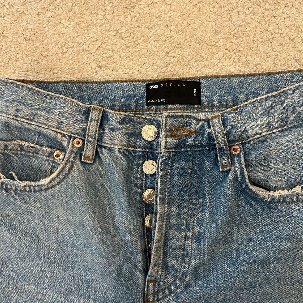 Snygga lågmidjade jeans från asos. Säljer pågrund av att de är för små i midjan. De är väldigt långa och passar bra på mig som är 175 cm. Midjemått är ca 68 cm och innerbenet är ca 83 cm. Storleken är Waist26 och Lenght32. Skriv för pris eller bild💕🫶. Jeans & Byxor.