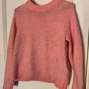 En jätte fin rosa stickad tröja från Vero Moda använt fåtal gånger. 