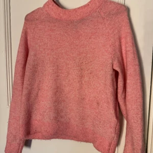 Stickad tröja  - En jätte fin rosa stickad tröja från Vero Moda använt fåtal gånger. 