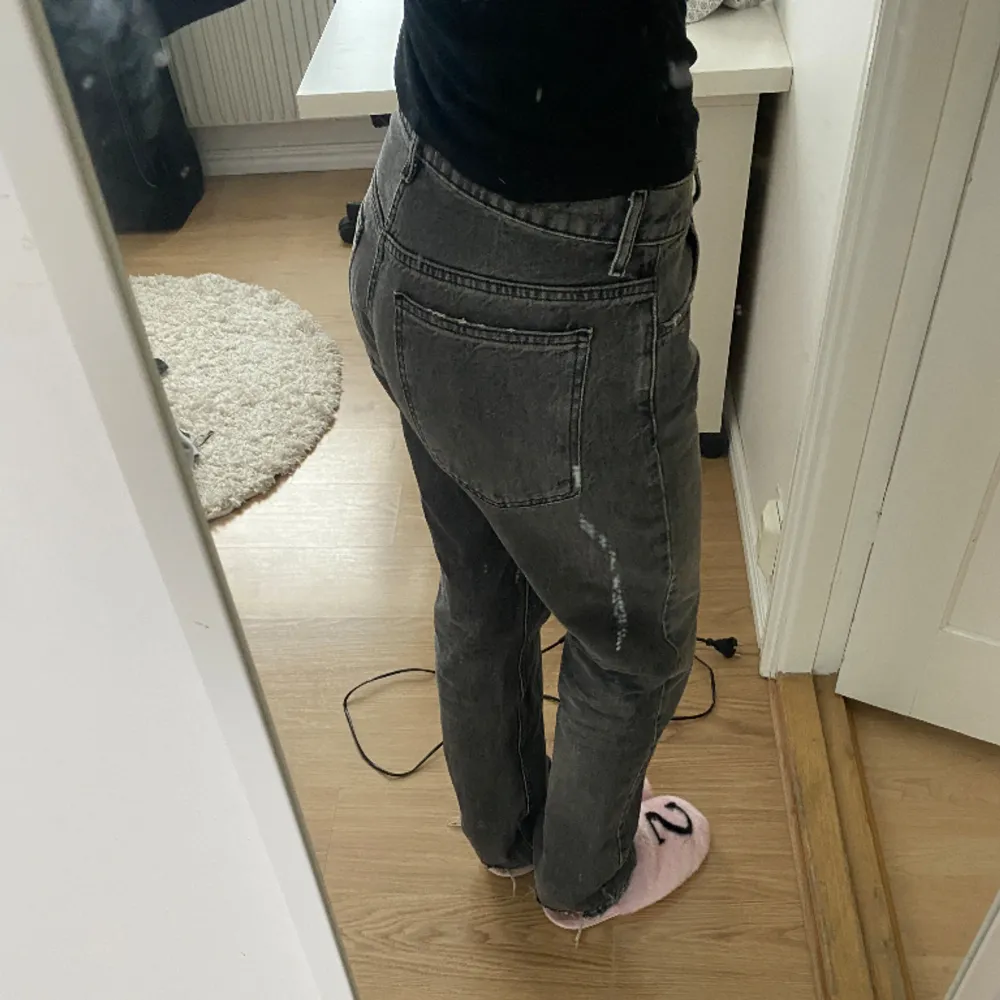Jätte snygga jeans från zara i fint skick, säljer dom då de är för stora för mig! Midwaist i modellen & lagom långa på mig som är 1,70  🫶🏼. Jeans & Byxor.