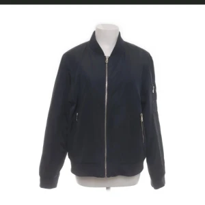 Bomberjacka Esprit - Fin mörkblå jacka från Esprit. Lite sliten i mudden nere på armen, se bild.