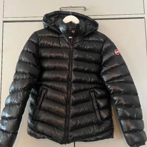 Colmar jacka - Säljer min colmar jacka då den inte kommer till användning.  Jackan är i nyskick storlek 16 (172cm), jag är 172 cm och den sitter perfekt på mig. Finns äkthetsbevis se sista bilden