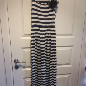 Söt randig långklänning med organzablomma - Superfin marinblå/vitbrandig långklänning med brottarrygg i nyskick