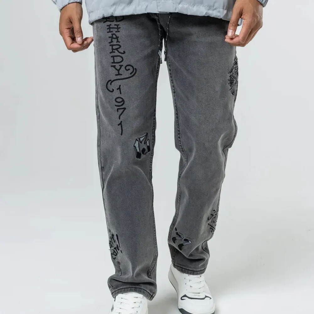 Ed Hardy jeans tiger doodle inköpta från Zalando för 1300kr och använda under 1 års tid. Fint skick och passar de flesta stilarna. Står storlek XL men jag upplever att de passar W34/L32 dessutom. Längd: 107,5cm. Jeans & Byxor.