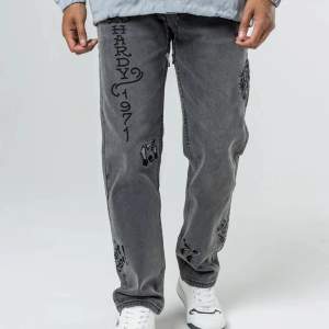 Ed Hardy jeans tiger doodle inköpta från Zalando för 1300kr och använda under 1 års tid. Fint skick och passar de flesta stilarna. Står storlek XL men jag upplever att de passar W34/L32 dessutom. Längd: 107,5cm