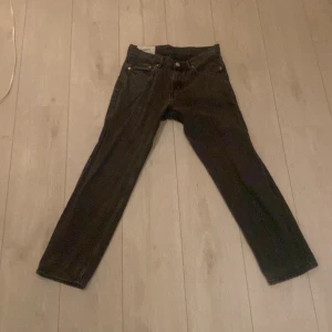 Relaxed fit H&M 30/30 - Säljer ett par H&M byxor som är i okej skick nypris 400kr. Säljer för 150kr 