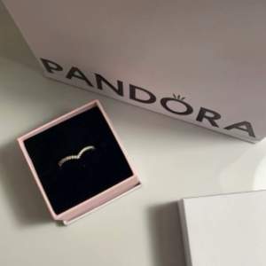 3 stycken Pandora ringar för 1200kr. Helt oanvända. Storleken är 54 på alla. 