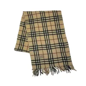 Burberry halsduk i 100% lammull. Skick 8/10. Pris kan diskuteras vid snabb affär.